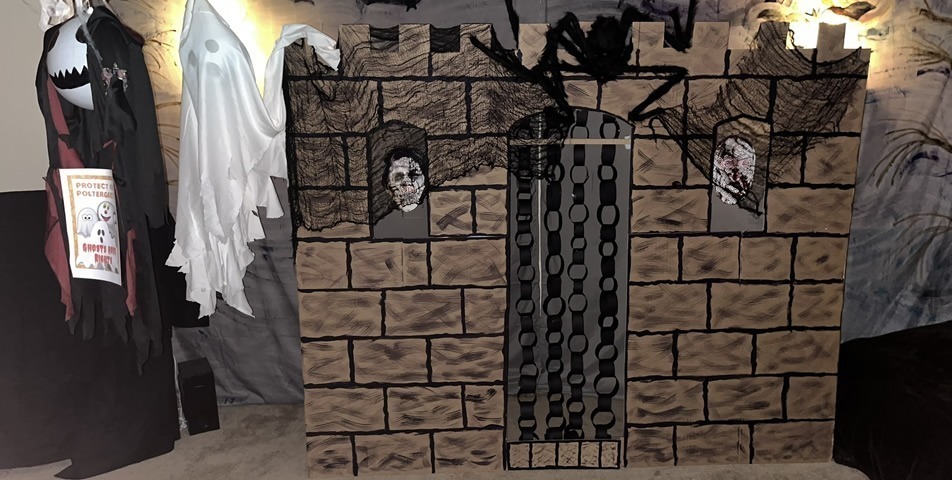 DIY haunted castle party decoration - large