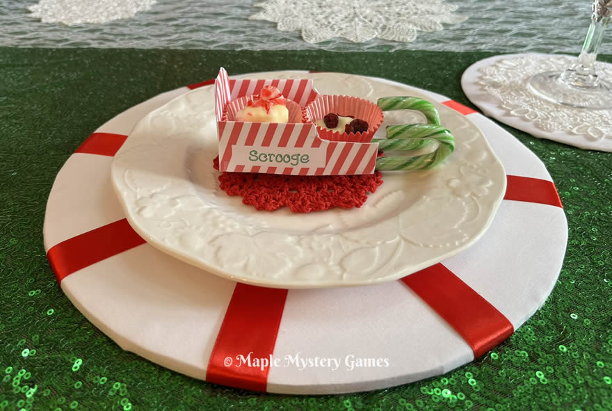 Place card in the form of Santa's sleigh with miniature candies